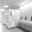 Automatyczny podajnik papierowych ręczników w roli do białych ogólnodostępnych łazienek i ubikacji o podwyższonym standardzie