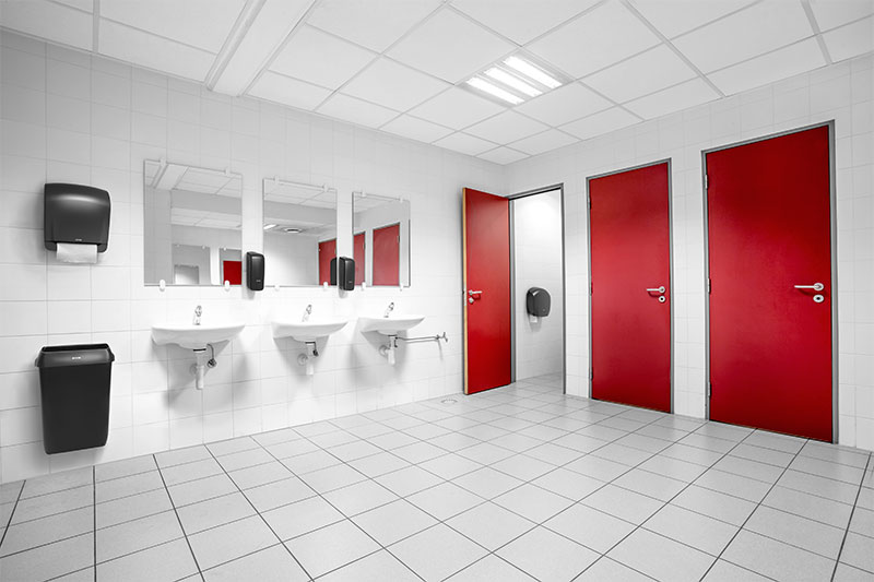 Czarne akcesoria do toalet firmy Katrin są idealnym sposobem na przełamanie monotonii w łazience