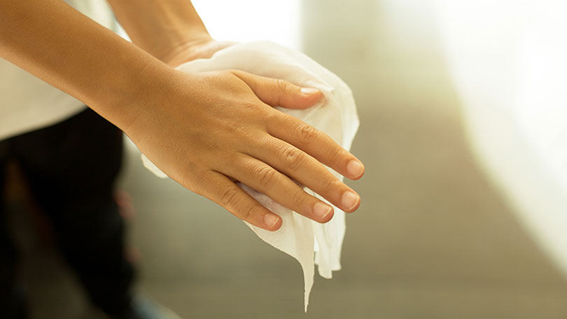 Jak wytrzeć dłonie tylko jednym listkiem ręcznika papierowego?