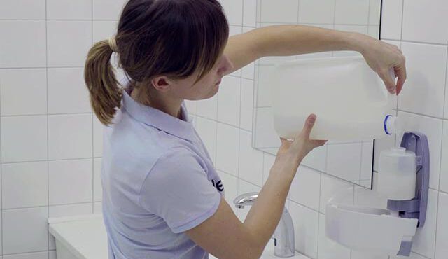 Dozowniki do mydła w płynie i do płynu dezynfekcyjnego - filmy wideo
