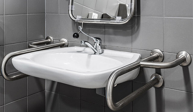 Baño con acceso para personas con discapacidad - equipamiento importante