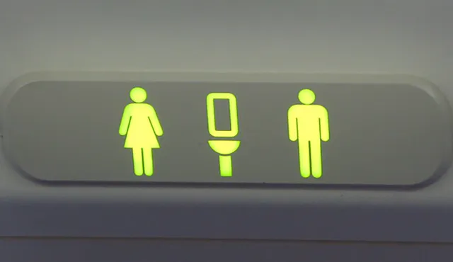 Jak działa toaleta w samolocie - czyli co się dzieje, gdy spuszczasz wodę