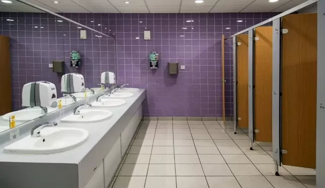 Sichere und saubere Damentoilette