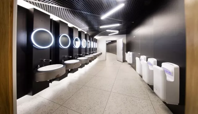Ausstattung von öffentlichen Toiletten - berührungslose Geräte, die die Hygiene verbessern werden.