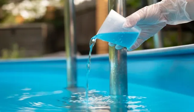 Jak používat podchlornan sodný v bazénu?