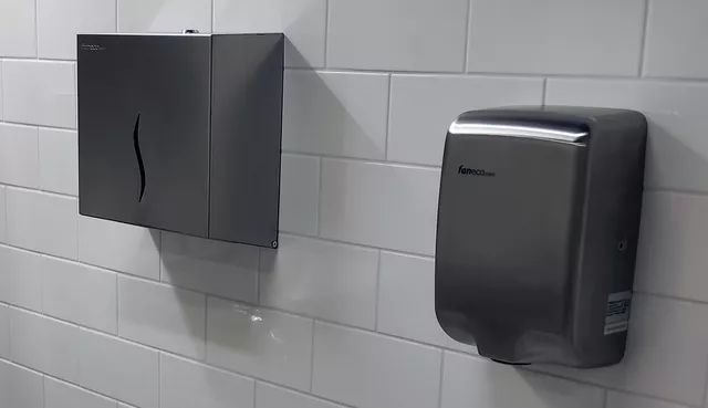 Suszarki do rąk kontra ręczniki papierowe - analiza wpływu na środowisko