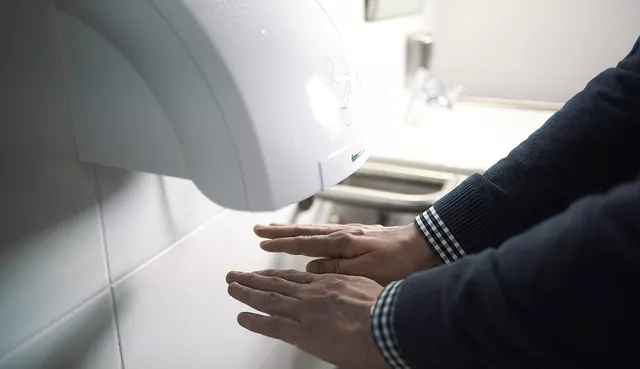 Handtrockner oder Papiertücher - vergleichen Sie die Kosten für die WC-Wartung.