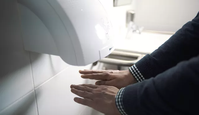 Suszarki do rąk czy ręczniki papierowe - porównaj koszty utrzymania